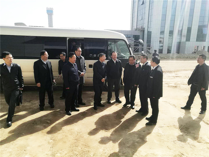 蘭州市委副書記、市長張偉文一行蒞臨新區(qū)“亞太伊士頓電梯”、“亞太澳泊智能車庫”、“亞太新能源汽車”